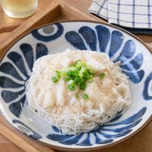 うどんスープでうま味抜群!爆速『叩き山芋の冷やしそうめん』
