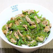 ご飯がすすむ「チンジャオ丼」