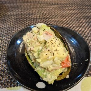 あやきょの作ってみた!投稿(アボカドとカニカマツナのボートサラダ)