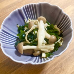 ゆかりの作ってみた!投稿(旨味たっぷり！【きのことわかめの旨塩おかか炒め】腸活＆骨活に)