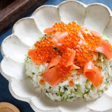 サーモンとイクラと豆苗の親子ちらし