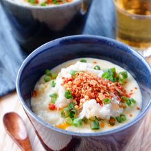 優しいうま味にピリ辛が病みつき！エビとほたての豆乳粥