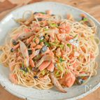 バター×ポン酢で最高！塩鮭としめじのパスタ