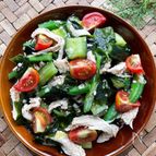 《主菜にもなる》鶏むね肉とわかめと夏野菜のねぎ塩レモンサラダ