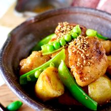 【ご飯がススム】クセになる甘辛さ＊新じゃがと鶏肉の韓国風炒め