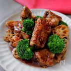 ＼カンロ飴で照りとコクを／スペアリブとレンコンの黒酢煮