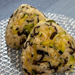 楽ラク手抜キッチン🐶🐾の作ってみた!投稿(意外な組み合わせ？！？ズッキーニと塩こんぶのおにぎり)