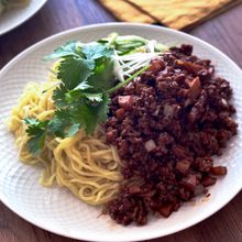 冷たい麺と熱々肉味噌が美味しい！夏に食べたい炸醤麺！！