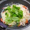 三つ葉たっぷりで作る「カニカマ素麺炒め」の工程4