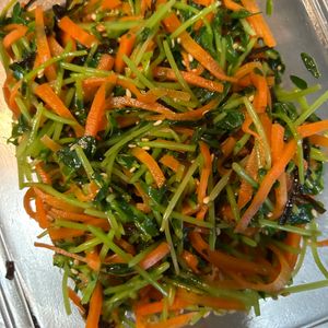 なまけものの作ってみた!投稿(レンチンで簡単♪豆苗とにんじんの塩昆布サラダ)