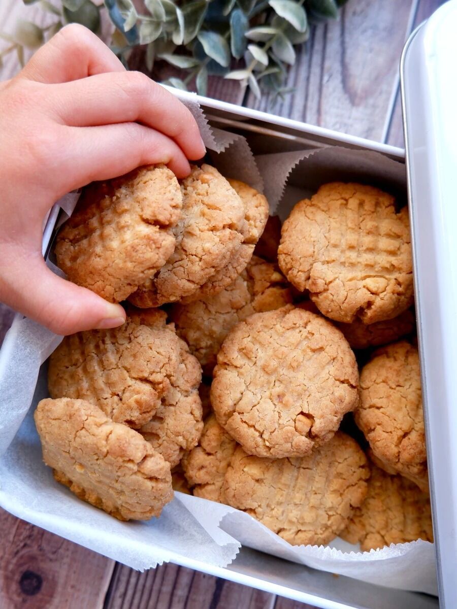 チョコレートでコーティングされたミニピーナッツバタークッキーのレシピ