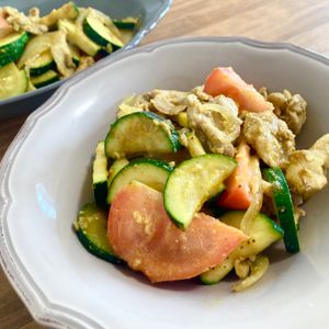 ゆかりの作ってみた!投稿(すぐできる♪豚こまと夏野菜の塩麹カレー炒め)