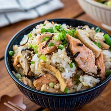 【秋の味覚たっぷり♫】鮭ときのこの塩昆布混ぜご飯