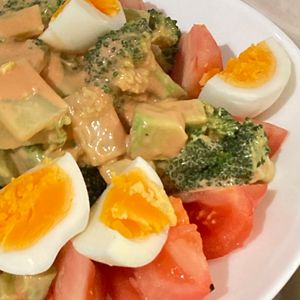 すみれの作ってみた!投稿(超簡単♪『ブロッコリーとアボカドと卵のデリ風♡コブサラダ』)