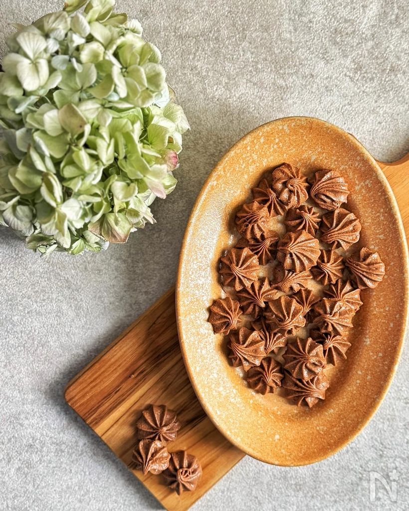 茶色の皿に盛られた焼きショコラ