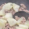 ご飯がすすむ♪【大根のうま塩そぼろ煮】の工程2