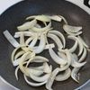 材料2つでパパッと！【ちくわと玉ねぎの甘辛焼き】の工程2
