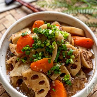 《れんこんと里芋のこってりそぼろ煮》ごま油がポイント