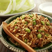 主食にもなっちゃう？ピリッと辛い♪中華麺とひき肉のレタス包み