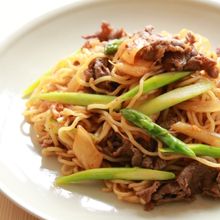 アスパラガスと牛キムチの韓国風焼きそば