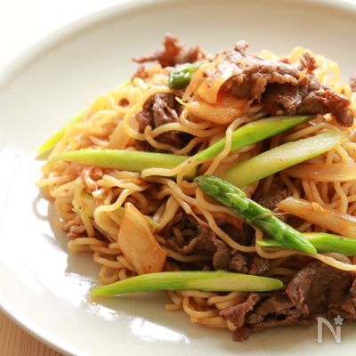 アスパラガスと牛キムチの韓国風焼きそば