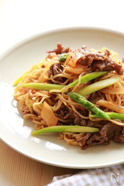 アスパラガスと牛キムチの韓国風焼きそば