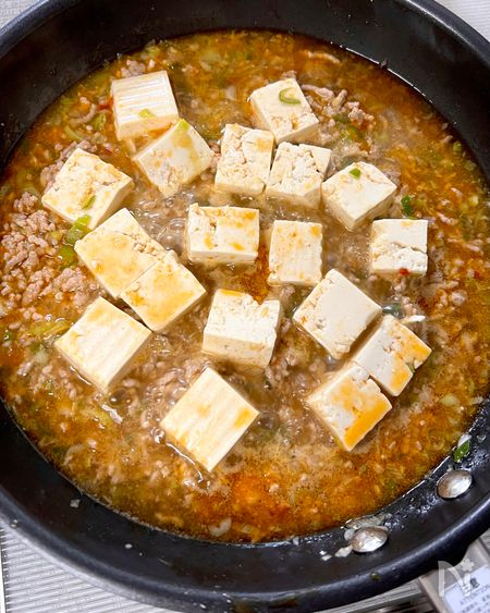 調味料と豆腐を加えて煮る