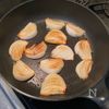 焼いて漬けるだけ!じゅわっと甘い「新玉ねぎのご飯泥棒漬け」の工程2
