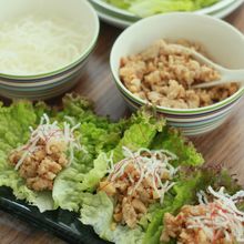 【山盛り野菜】鶏そぼろのレタス巻き