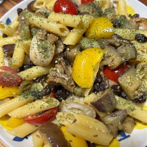 ゆくゆくの作ってみた!投稿(レーズン・夏野菜・エビのスパイシーパスタサラダ)
