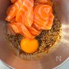 簡単レシピで猛暑を乗り切る！【サーモンユッケ丼】の工程1