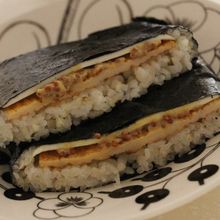 「うすさつ」とチーズ、マスタードのおにぎらず