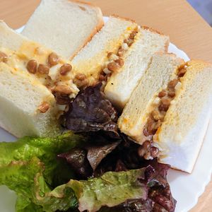 まゆのの作ってみた!投稿(賛否両論？！我が家のちょつと変わった食べ方「納豆卵サンド」)