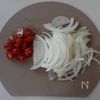 簡単♪トマトと玉ねぎのコンソメスープの工程1