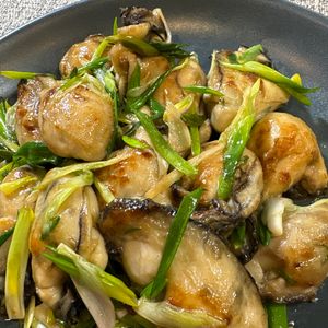 楽ラク手抜キッチン🐶🐾の作ってみた!投稿(母から伝受・牡蠣の美味しい食べ方♡牡蠣と長ねぎのシンプル炒め)