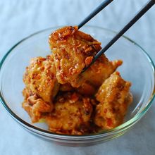 鶏もも肉のジューシー唐揚げ、食べるラー油漬け。