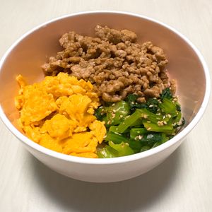 ぷりんの作ってみた!投稿(【甘辛そぼろの三色丼】10分で即完成♡ごはんとの相性抜群!)