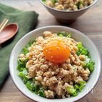 【鶏そぼろ丼】レンジで5分！簡単・絶品だしそぼろ