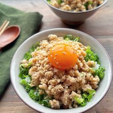 【鶏そぼろ丼】レンジで5分!簡単・絶品だしそぼろ
