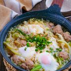 フライパンで♪豚団子とキャベツの落とし卵鍋