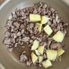 子どもウケ抜群♪【ひき肉ポテトチーズのデミ風ソース】の工程2