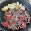 【牛肉と厚揚げと糸こんのすき焼き煮】味しみ糸こんがたっぷり！の工程1