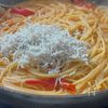 ワンパンで！味付けこれだけ！【しらすとトマトの和風パスタ】の工程5