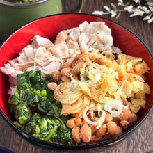 夏バテ＆腸活♪ゆで肉と納豆とモロヘイヤの３色丼
