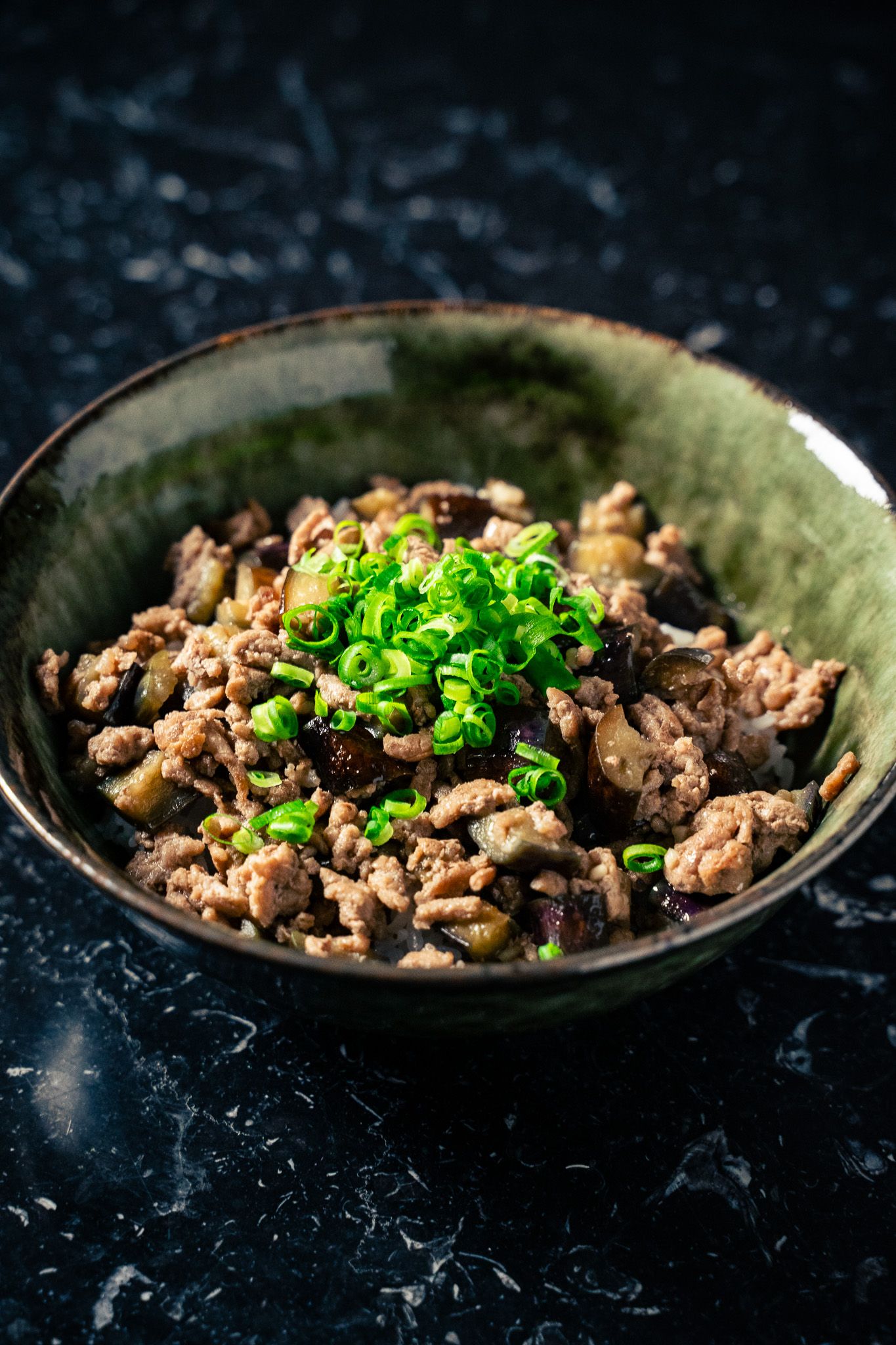 フライパンひとつで！なすとひき肉の甘辛そぼろ丼 | レシピサイトNadia