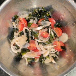 KUMIKOの作ってみた!投稿(トマトとわかめの胡麻ぽん和え│10分で完成！火を使わない副菜)