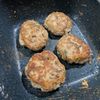 フェルナンデスの作ってみた!投稿(［梅しそ塩昆布のハンバーグ］こねてレンチン！火もソースも不要)