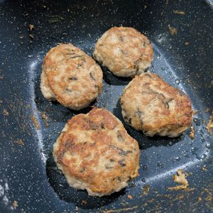 フェルナンデスの作ってみた!投稿(［梅しそ塩昆布のハンバーグ］こねてレンチン！火もソースも不要)