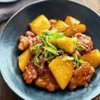 ご飯がすすむ！豚こまと長いもの黒酢炒め