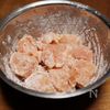 『鶏むね肉と長ねぎの甘酢炒め』照りっと絡む♡ご飯が進む♬の工程1
